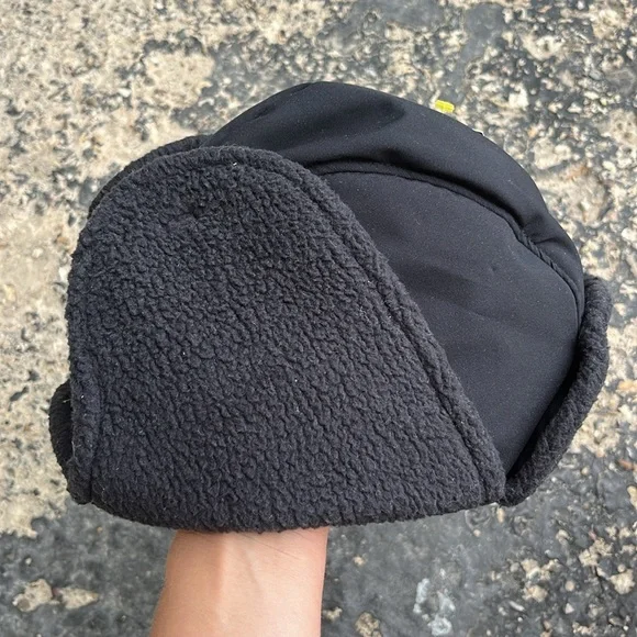 2 brand new winter hats - Picture 10 of 16